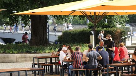 Restaurantbesucher müssen in den meisten Bundesländern ihre Kontaktdaten abgeben. (Symbolbild)