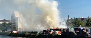 Eine Rauchwolke ist über dem Papierlager in der Köpenicker Straße zu sehen.