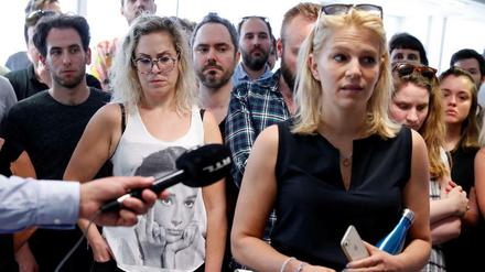 Die versammelte Index-Redaktion hinter Veronika Munk, stellvertretende Chefredakteurin.