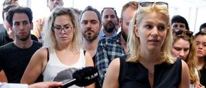 Die versammelte Index-Redaktion hinter Veronika Munk, stellvertretende Chefredakteurin.