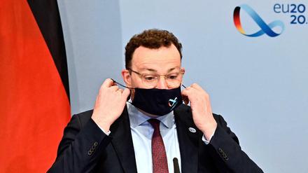 Jens Spahn (CDU), Bundesgesundheitsminister, nimmt zu Beginn einer Videokonferenz der EU-Gesundheitsminister seinen Mundschutz mit einem Logo der deutschen EU-Ratspräsidentschaft 2020 ab. 