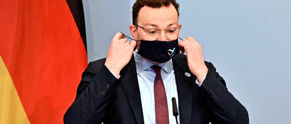 Jens Spahn (CDU), Bundesgesundheitsminister, nimmt zu Beginn einer Videokonferenz der EU-Gesundheitsminister seinen Mundschutz mit einem Logo der deutschen EU-Ratspräsidentschaft 2020 ab.