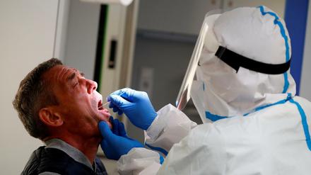 Ein Mann wird in Berlin auf das Coronavirus getestet.