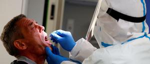 Ein Mann wird in Berlin auf das Coronavirus getestet.