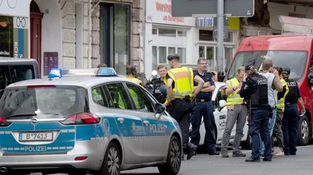 Polizisten und Feuerwehrleute am Dienstag vor der Bank in Wilmersdorf.