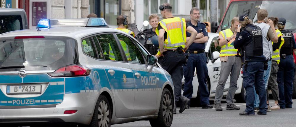 Polizisten und Feuerwehrleute am Dienstag vor der Bank in Wilmersdorf.