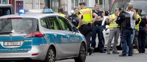 Polizisten und Feuerwehrleute am Dienstag vor der Bank in Wilmersdorf.