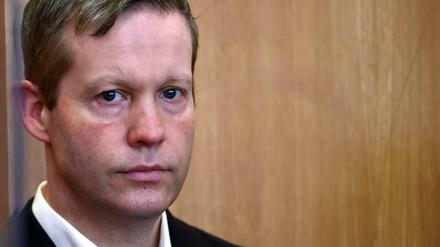 Stephan E., der des Mordes an dem Politiker Walter Lübcke angeklagt ist, steht bei seinem Prozess vor dem Oberlandesgericht Frankfurt.