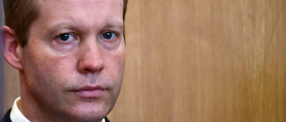 Stephan E., der des Mordes an dem Politiker Walter Lübcke angeklagt ist, steht bei seinem Prozess vor dem Oberlandesgericht Frankfurt.