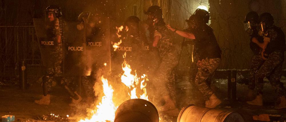 Polizisten gerieten in Beirut mit Demonstranten aneinander.