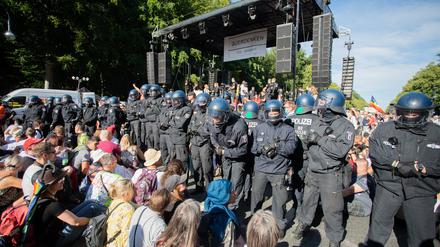 Polizisten stehen an der Rednerbühne auf der Straße des 17. Juni.