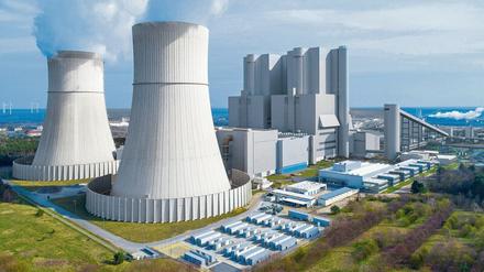 Wie zwei Dutzend Container (Vordergrund) sieht die „Big Battery Lausitz“ aus. Darin speichert die Lausitz Energie Kraftwerke AG die Energie zwischen, die mit Hilfe von Windrädern und dem benachbarten Kraftwerk gewonnen wird, jedoch vom Stromnetz nicht sofort abgerufen werden kann.
