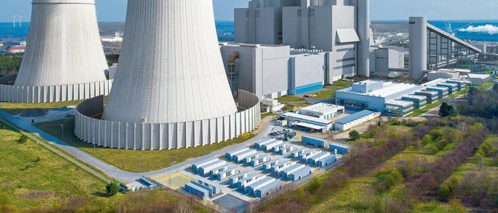 Wie zwei Dutzend Container (Vordergrund) sieht die „Big Battery Lausitz“ aus. Darin speichert die Lausitz Energie Kraftwerke AG die Energie zwischen, die mit Hilfe von Windrädern und dem benachbarten Kraftwerk gewonnen wird, jedoch vom Stromnetz nicht sofort abgerufen werden kann.
