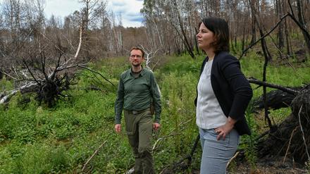 Grünen-Chefin Annalena Baerbock am Rand eines verbrannten Moores in der Lieberoser Heide.