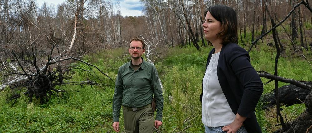 Grünen-Chefin Annalena Baerbock am Rand eines verbrannten Moores in der Lieberoser Heide.