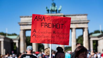 Ohne Maske, ohne Mindestabstand: Die Anti-Coronamaßnahmen-Demonstration am Samstag in Berlin hat die Politik aufgeschreckt. 