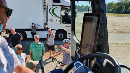 Unfallforscher Siegfried Brockmann (mit Helm) diskutiert mit Lkw-Fahrern.
