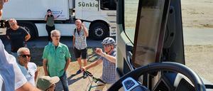 Unfallforscher Siegfried Brockmann (mit Helm) diskutiert mit Lkw-Fahrern.