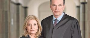 Die Anwältin und ihr Sozius. Isa von Brede und Herbert Knaup.