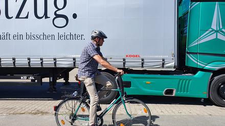 Unfallforscher Siegfried Brockmann als Test-Radfahrer. Gleich biegt der Sattelzug nach rechts ab - und sieht ihn nicht.