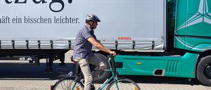 Unfallforscher Siegfried Brockmann als Test-Radfahrer. Gleich biegt der Sattelzug nach rechts ab - und sieht ihn nicht.