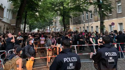 Vor der Polizeiabsperrung an der Weisestraße haben sich am Donnerstagabend einige hundert Sympathisanten des "Syndikats" versammelt.