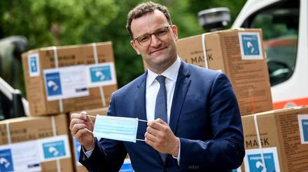 Bundesgesundheitsminister Jens Spahn (CDU) bei der Übergabe von gespendeten Masken.