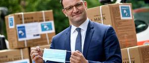 Bundesgesundheitsminister Jens Spahn (CDU) bei der Übergabe von gespendeten Masken.