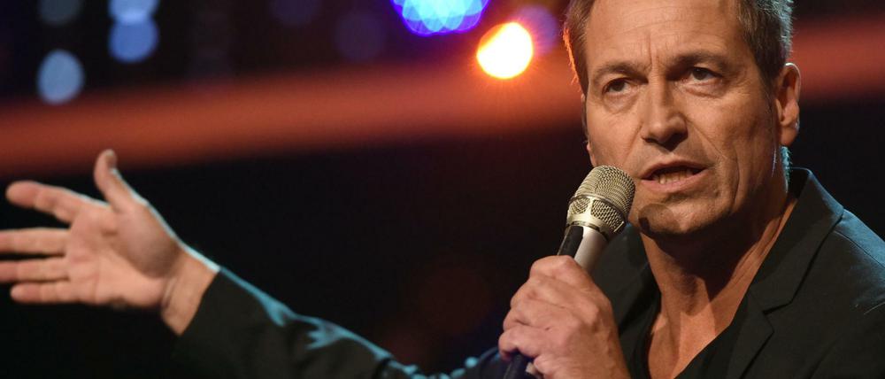 Der Kabarettist Dieter Nuhr steht bei der Aufzeichnung der Verleihung des Deutschen Comedypreises auf der Bühne.