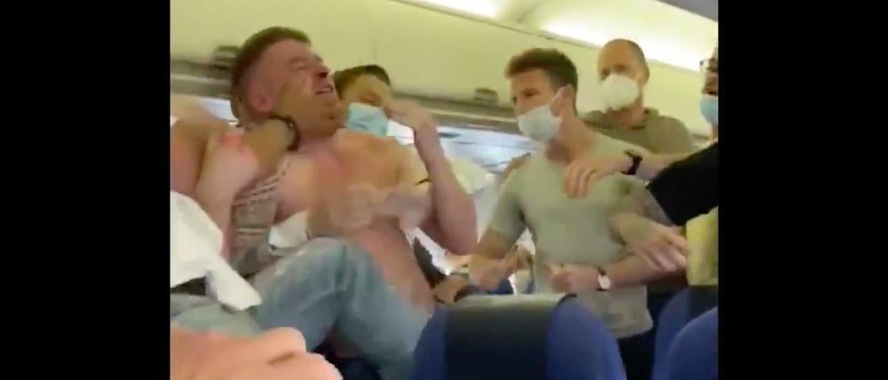 Flugpassagiere eines KLM-Flugs streiten sich wegen der Maskenpflicht.