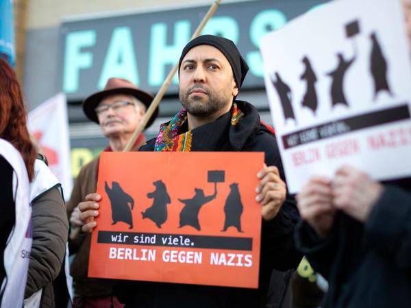 Im November 2019 gab es in Neukölln eine Solidaritätskundgebung für die Betroffenen der Anschlagsserie - auch Ferat Kocak war dabei.