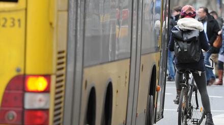 Immer wieder kommt es auf Berlins Straßen zu schweren Unfällen von Radfahrern und Bussen.