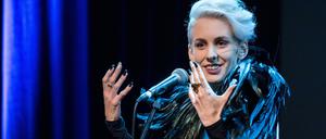 Eckt mit ihrem Humor an. Lisa Eckhart, 27.