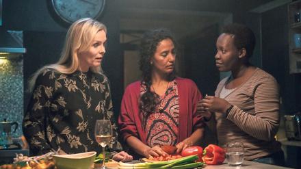 Girl Friends. Gisella nimmt Marisol aus Kolumbien und Akeba aus Uganda auf.