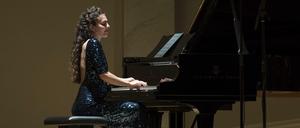 Griechischer Abend. Danae Dörken begeistert bei der Eröffnung am Piano.