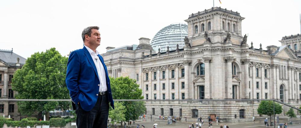 Markus Söder steht am Rande des ARD-Sommerinterview in der Sendung «Bericht aus Berlin» vor dem Reichstag.
