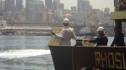 Der Kapitän der "Rhosus", Boris Prokoshev, mit seiner Crew im Hafen von Beirut im Sommer 2014.