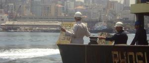 Der Kapitän der "Rhosus", Boris Prokoshev, mit seiner Crew im Hafen von Beirut im Sommer 2014.
