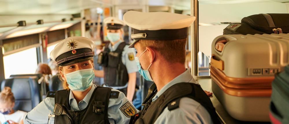 Notfalls kommt die Polizei: Maskenverweigerer können aus dem Zug geworfen werden.