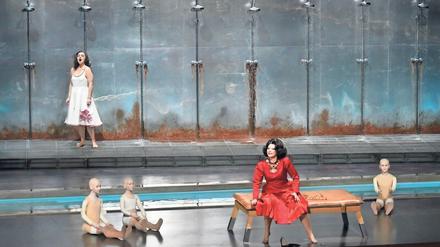 Abstand zum Mythos. Ausrine Stundyte (Elektra, links) und Tanja Ariane Baumgartner (Klytämnestra, vorn) in einer Szene der Oper „Elektra“ von Richard Strauss. Damit begann die 100. Ausgabe der Salzburger Festspiele. 