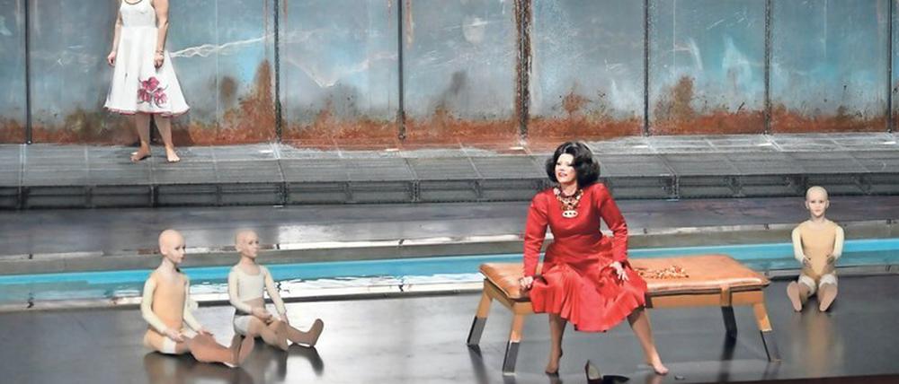 Abstand zum Mythos. Ausrine Stundyte (Elektra, links) und Tanja Ariane Baumgartner (Klytämnestra, vorn) in einer Szene der Oper „Elektra“ von Richard Strauss. Damit begann die 100. Ausgabe der Salzburger Festspiele.