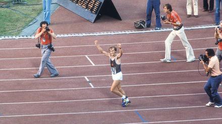 Going for Gold. Cierpinski beim Zieleinlauf bei den Olympischen Spielen 1980. Schon vier Jahre zuvor war er in Montreal als Erster angekommen. Foto: Sven Simon/Imago