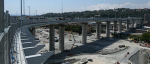 Gesamtansicht der neuen Brücke von Genua