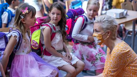 In Mecklenburg-Vorpommern hat die Schule schon wieder begonnen. Ministerpräsidentin Manuela Schwesig (SPD), hier mit Maske, kam zu Besuch.