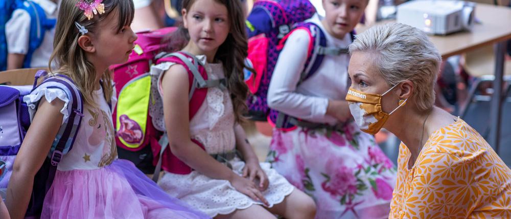 In Mecklenburg-Vorpommern hat die Schule schon wieder begonnen. Ministerpräsidentin Manuela Schwesig (SPD), hier mit Maske, kam zu Besuch.