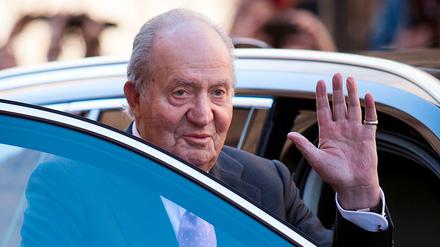 Juan Carlos winkt 2018 bevor er in ein Auto steigt. 