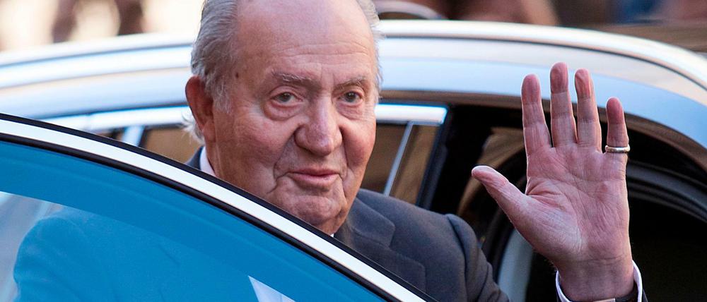 Juan Carlos winkt 2018 bevor er in ein Auto steigt. 