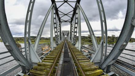 Die marode Eisenbahnbrücke "Europabrücke" über den deutsch-polnischen Grenzfluss Oder nahe Neurüdnitz im Oderbruch (Brandenburg), fotografiert am 13.09.2017.