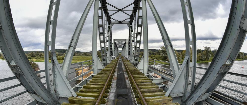 Die marode Eisenbahnbrücke "Europabrücke" über den deutsch-polnischen Grenzfluss Oder nahe Neurüdnitz im Oderbruch (Brandenburg), fotografiert am 13.09.2017.