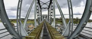Die marode Eisenbahnbrücke "Europabrücke" über den deutsch-polnischen Grenzfluss Oder nahe Neurüdnitz im Oderbruch (Brandenburg), fotografiert am 13.09.2017.